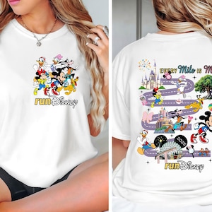 Souris recto-verso et amis sur le design de t-shirt du week-end du marathon 2025 PNG, Chaque kilomètre est magique, Coureur, vacances en famille, Running Snacks Shirt PNG
