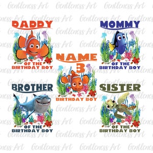 Puede incluir: Un conjunto de cuatro diseños imprimibles con personajes de Buscando a Nemo. Los diseños incluyen un tiburón azul y blanco, una tortuga marina verde, un Dory azul y amarillo y un Marlin naranja y blanco. Cada diseño incluye el texto "of the birthday boy" y un título: "Daddy", "Mommy", "Brother" y "Sister".