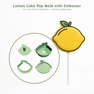 Op de afbeelding: Lemon Cake Pop Mold with Embosser STL FILE FOR 3D PRINTING — DIGITAL DOWNLOAD. Een gele citroenvormige cake pop met een groen blaadje, bevestigd aan een wit stokje. Vier lichtgroene plastic vormonderdelen worden getoond in een cirkel.