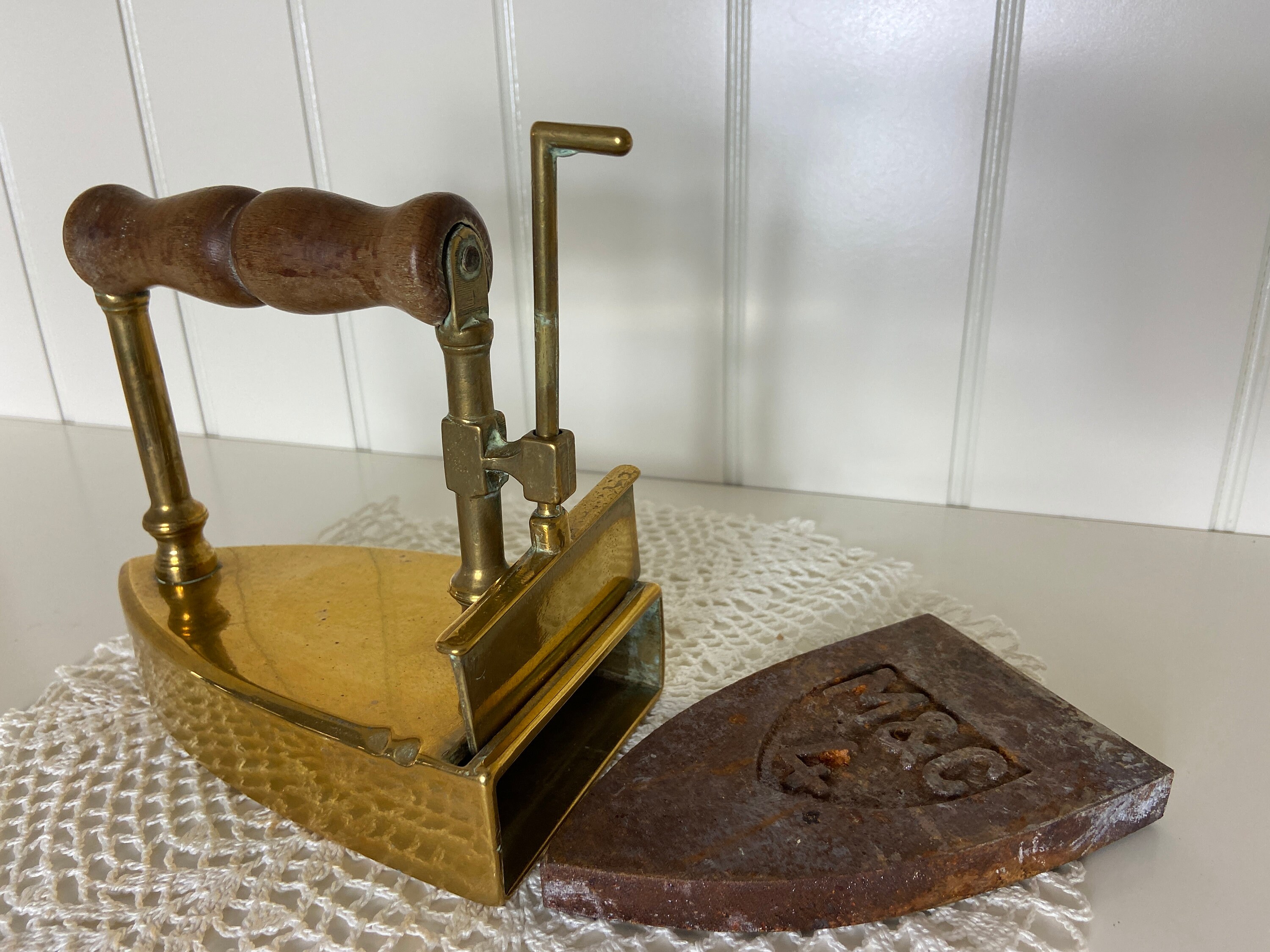 Français Antique, Collier en Laiton Sad Iron. Français Victorien, Fer Plat à Manchette, Poignée Bois