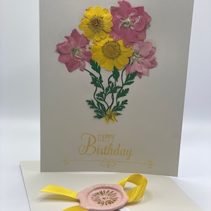 carte d'anniversaire | Art floral pressé | écriture dorée | Ruban | Cire à sceller | Rose | Jaune |