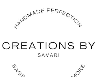 以下が含まれることがあります： 「HANDMADE PERFECTION」というテキストが半円形に配置され、その上に「CREATIONS BY SAVARI」というテキスト、下に「BAGS, WALLETS, AND MORE」というテキストが半円形に配置された白黒のロゴです。