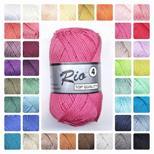 Könnte beinhalten: Ein Knäuel pinkfarbenes Garn mit dem Etikett "Rio 4 Top Quality" darauf. Das Garn ist umgeben von einem Raster mit 48 Garnknäueln in verschiedenen Farben.