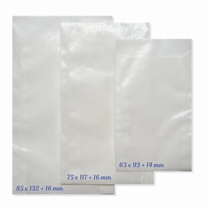 Könnte beinhalten: Drei weiße Umschläge in verschiedenen Größen. Der kleinste Umschlag misst 63 x 93 + 14 mm, der mittlere Umschlag misst 75 x 117 + 16 mm und der größte Umschlag misst 85 x 132 + 16 mm.