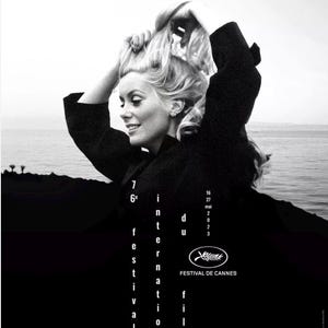 K&ouml;nnte beinhalten: Schwarz-wei&szlig;-Plakat f&uuml;r die 76. Internationalen Filmfestspiele. Das Bild zeigt eine Frau mit blonden Haaren, mit dem Text "Festival de Cannes" und den Daten "16 mai 2023".
