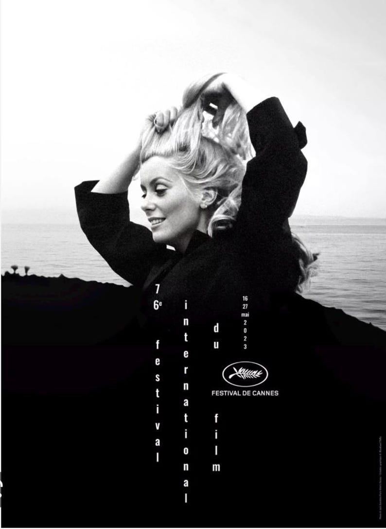 K&ouml;nnte beinhalten: Schwarz-wei&szlig;-Plakat f&uuml;r die 76. Internationalen Filmfestspiele. Das Bild zeigt eine Frau mit blonden Haaren, mit dem Text "Festival de Cannes" und den Daten "16 mai 2023".