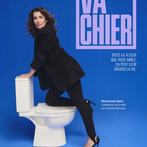 Puede incluir: Anuncio con una mujer en blazer y leggings negros apoyada en un inodoro blanco sobre fondo azul. El texto "VA CHIER" se muestra de forma destacada, con texto adicional que promueve la detecci&oacute;n del c&aacute;ncer colorrectal.