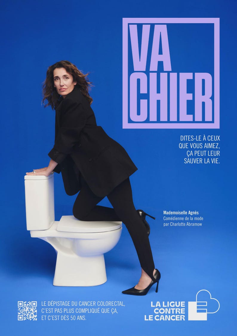 Puede incluir: Anuncio con una mujer en blazer y leggings negros apoyada en un inodoro blanco sobre fondo azul. El texto "VA CHIER" se muestra de forma destacada, con texto adicional que promueve la detecci&oacute;n del c&aacute;ncer colorrectal.