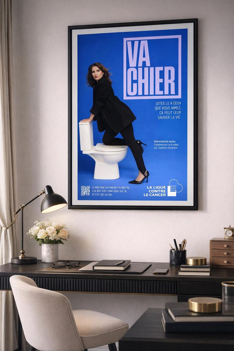 Puede incluir: Un p&oacute;ster enmarcado con fondo azul y texto blanco que dice &laquo;VA CHIER&raquo;. El p&oacute;ster presenta a una persona vestida de negro y con tacones altos, posando sobre un inodoro blanco. El p&oacute;ster promueve la detecci&oacute;n del c&aacute;ncer colorrectal.