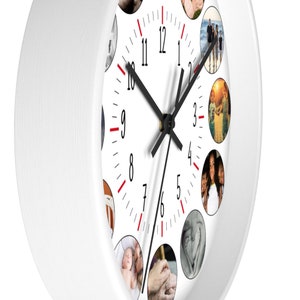 Puede incluir: Reloj redondo blanco con agujas negras y n&uacute;meros rojos. La esfera del reloj est&aacute; rodeada de 12 im&aacute;genes circulares de personas y familias.