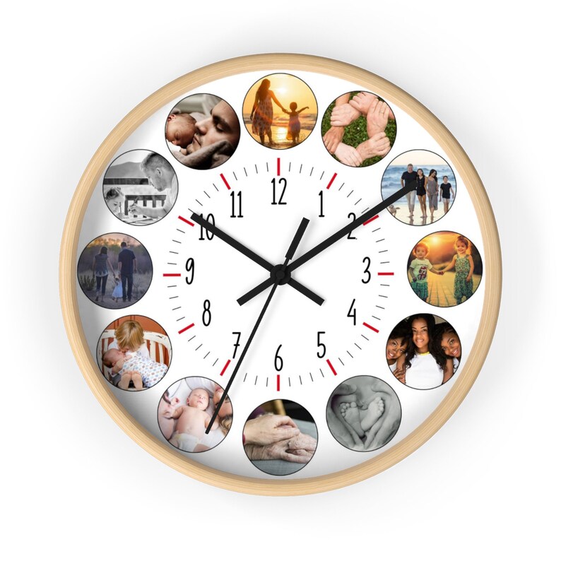 Puede incluir: Un reloj redondo con marco de madera, cara blanca y manecillas negras. El reloj tiene 12 n&uacute;meros y marcas de graduaci&oacute;n rojas. Hay 12 c&iacute;rculos peque&ntilde;os alrededor de la cara del reloj, cada uno con una foto diferente de personas.