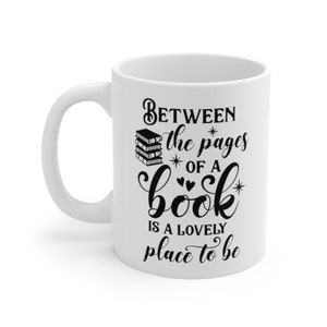 Zwischen den Seiten einer Buchtasse | Buchliebhaber Tasse | Bücherwurm Tasse | Buchbecher | Geschenk für Buchliebhaber | Geschenk für Leseratten | Buchgeschenke