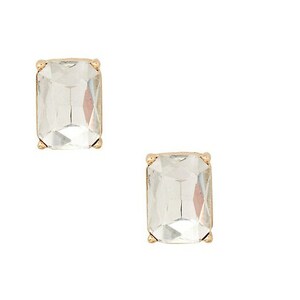 Peut inclure: Une paire de boucles d'oreilles à clous dorées, chacune ornée d'une pierre précieuse rectangulaire transparente. Les pierres précieuses sont serties dans un sertissage en métal doré, créant un look classique et élégant. Fond blanc.