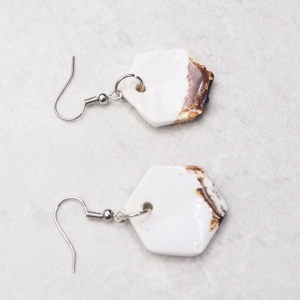 Boucles d'oreilles de couleur blanche en forme d'hexagone