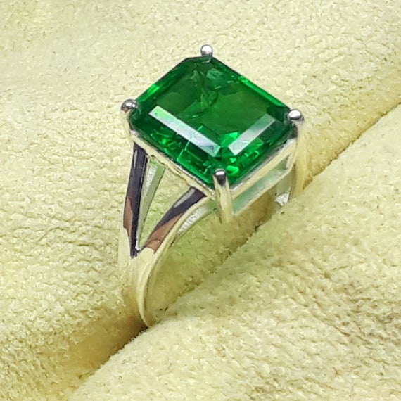 Emerald in silver ring best sale astrology