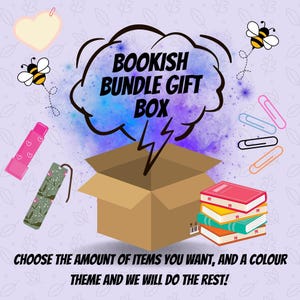 Puede incluir: Una caja de cartón marrón con la tapa abierta, revelando una pila de libros coloridos. La caja está rodeada de un fondo morado con una nube azul y morada con el texto "BOOKISH BUNDLE GIFT BOX" y un rayo. También hay imágenes de abejas y clips.