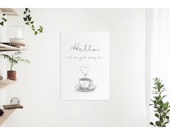 Könnte beinhalten: Ein gerahmter Druck mit einer handgezeichneten Illustration einer Teetasse und Untertasse, aus der Dampf aufsteigt. Der Druck enthält den Text "Hello, is it tea you're looking for..." in handschriftlichem Stil, vor weißem Hintergrund.