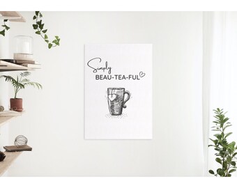 Puede incluir: Una ilustración en blanco y negro de una taza de té con una bolsita de té en forma de corazón. El texto "Simply Beau-Tea-Ful" está escrito encima de la taza de té.