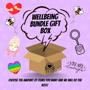 Może przedstawiać: Brązowe pudełko kartonowe z grafiką błyskawicy i tekstem "WELLBEING BUNDLE GIFT BOX" w chmurce dialogowej nad nim. Pudełko jest otwarte i w środku znajduje się serce z dłońmi wokół niego. Tło to fioletowy wzór kwiatowy z innymi obrazami, w tym sercem, pszczołą, maską do twarzy, zabawką pop-it i brelokiem z sercem.