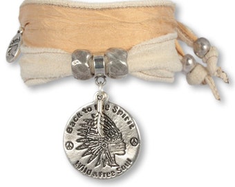 White Sand Coin – Back to the Spirit Indianerkopf Münzarmband aus Veloursleder und Wildseide, vegan - Indianerfrau und Donnervogel