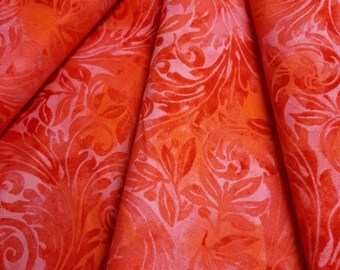 Un sutil estampado de hojas en colores vibrantes.