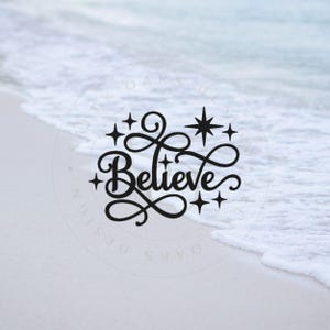 Könnte beinhalten: Schwarz-weißes Grafikdesign mit dem Wort "Believe" in einer kursivschriftlichen Schriftart. Das Wort ist von Sternen umgeben.