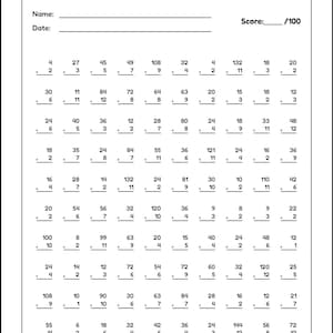 Op de afbeelding: Een zwart-wit werkblad getiteld Division Facts met lege regels voor naam, datum en score uit 100. De pagina bevat een raster van 100 deelsommen, elk opgemaakt met een deeltal, een deelteken en een deler.