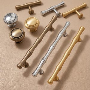 以下が含まれることがあります： 黒い持ち手と「But First, Coffee」の太字の黒い文字が入った白いセラミックマグカップ。 マグカップのサイズはおそらく325mlで、朝の飲み物に最適です。