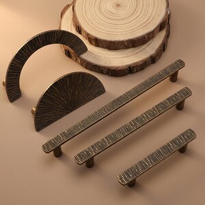 Vintage gehamerde halfronde kastgreep, retro messing ladegreep met textuur, geometrische Wabi Sabi-meubelbeslag