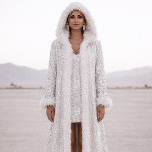 Weißer Pailletten-Staubmantel: Festival Kimono in voller Länge mit Kunstpelzbesatz