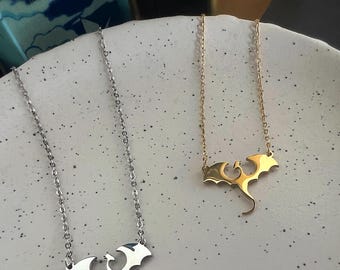 Collier dragon | Livre | Booktok | cadeau pour les lecteurs | Bijoux fantaisie uniques | Collier pendentif dragon | Pendentif dragon | Or et argent