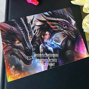 Sparks of Destiny Premium A6 Kunstdruck Vierter Flügel| Iron Flame offiziell lizenziert | Drachenreiter | violettes Sorrengail | Schwanz | Andarna