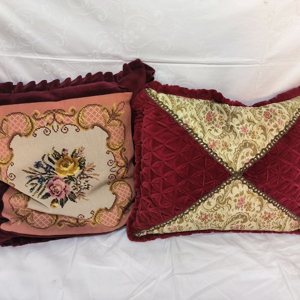 Vintage Zierkissen Brokat, Samt und bestickt in rot und Bordeaux