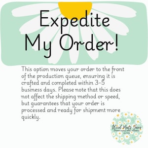 Könnte beinhalten: Eine grüne und weiße Gänseblümchen mit gelber Mitte. Der Text "Expedite My Order!" ist in Schwarz auf der Gänseblümchen geschrieben. Der Text unter der Gänseblümchen lautet: "Diese Option verschiebt Ihre Bestellung an den Anfang der Produktionswarteschlange, wodurch sichergestellt wird, dass sie innerhalb von 3-5 Werktagen hergestellt und abgeschlossen wird. Bitte beachten Sie, dass dies die Versandmethode oder -geschwindigkeit nicht beeinflusst, sondern garantiert, dass Ihre Bestellung bearbeitet und zur Auslieferung bereit ist schneller."