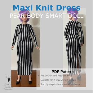 Puede incluir: Una muñeca con un vestido largo de punto a rayas blancas y negras. El vestido tiene mangas largas y llega hasta el suelo. La imagen incluye el texto "Maxi Knit Dress" y "PEAR BODY SMART DOLL". La imagen también incluye el texto "PDF Pattern".