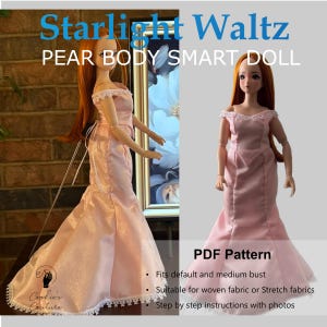 Pode incluir: Uma boneca vestindo um vestido rosa claro, com ombros de fora e silhueta de sereia. O vestido tem uma borda de renda e faz parte de um padrão PDF chamado "Starlight Waltz" para uma boneca em forma de pêra. A imagem inclui o texto "Cookie's Couture".
