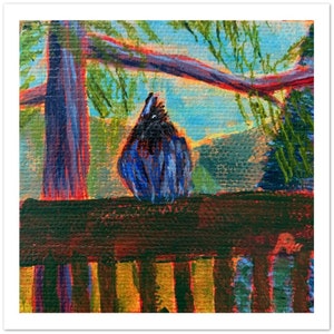 Op de afbeelding: Een blauwe vogel zit op een houten hek met een groene en blauwe achtergrond. De vogel kijkt weg van de kijker en heeft een zwarte kop.