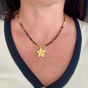 Handmade women&#39;s gold necklace with tiger&#39;s eye beads and stainless steel flower pendant