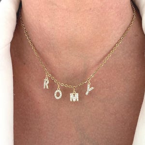 Collar personalizado en cadena fina o eslabones de oro o plata, collar con letra de circonita, collar con mensaje, collar con nombre
