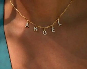 Collana da personalizzare su catena sottile o maglie in oro o argento. Collana con lettera in zircone. Collana con alfabeto. Collana con messaggio iniziale