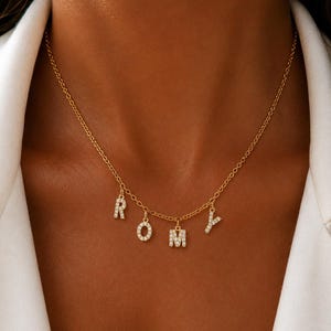 Collier personnalisé sur chaine fine dorée ou argentée,  collier lettres zircons, collier message, collier prénom