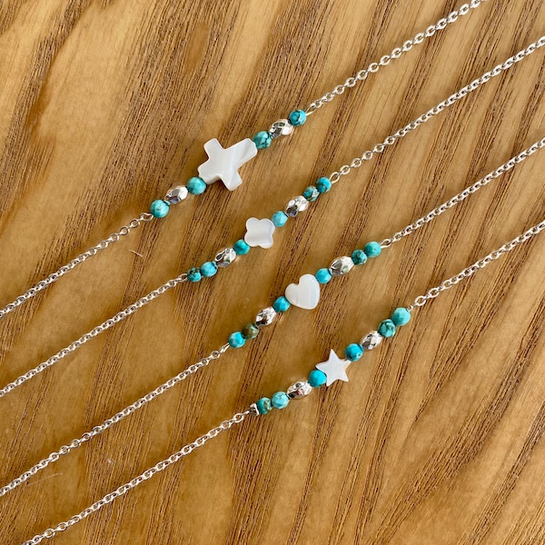 Bracelet argenté  femme fait main en acier inoxydable, perles naturelles turquoise facettées et perle de nacre centrale.