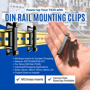 Könnte beinhalten: Schwarze DIN-Schienen-Montageclips mit Messingeinsätzen werden gezeigt. Das Bild enthält den Text "Power Up Your TS35 with DIN RAIL MOUNTING CLIPS". Die Clips sind für 35-mm-DIN-Schienen konzipiert und in verschiedenen Größen erhältlich.