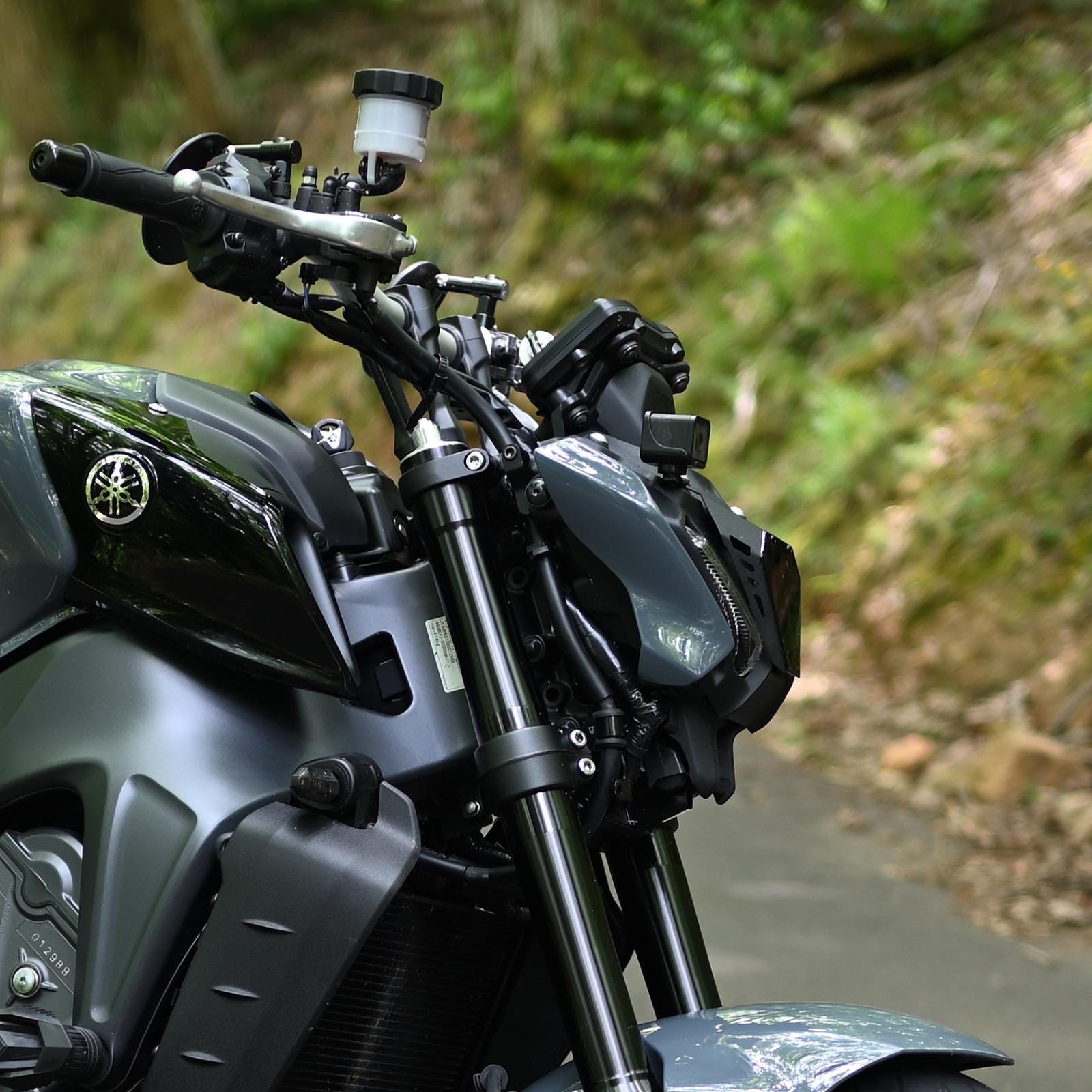 ヤマハ MT09 70 mm ヘッドライト ローダウン キット – 2021、2022