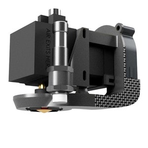 Könnte beinhalten: Eine schwarze 3D-Druckdüse mit einem Lüfter und einer Gewindestange aus Metall. Die Düse hat eine kleine, goldfarbene Spitze und der Text "AIR EXITS HERE" ist auf der Seite der Düse aufgedruckt.
