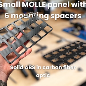 Op de afbeelding: Een zwart MOLLE-paneel met een carbonfiber-optische afwerking. Het paneel heeft zes montage-afstandhouders en is ontworpen om aan een groter oppervlak te worden bevestigd.  "Klein MOLLE-paneel met 6 montage-afstandhouders" staat boven het paneel.