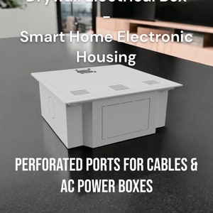 Op de afbeelding: Witte droogbouw-elektrobox met geperforeerde poorten voor kabels en AC-stroomvoorzieningsboxen. De doos is gelabeld "Drywall Electrical Box - Smart Home Electronic Housing".