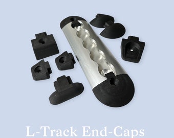 Può includere: Un set di tappi terminali in plastica nera per L-Track, un tipo di sistema di binari in alluminio utilizzato per fissare il carico. I tappi terminali sono progettati per adattarsi perfettamente alle estremità del binario, offrendo un aspetto pulito e rifinito.