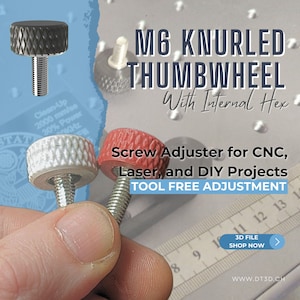 Könnte beinhalten: Nahaufnahme einer Hand, die zwei M6-Rändelräder mit Innen-Sechskant hält. Die Rändelräder sind weiß, rot und silberfarben. Die Rändelräder werden als Schraubensteller für CNC-, Laser- und DIY-Projekte verwendet. Der Text "TOOL FREE ADJUSTMENT" ist auf dem Bild sichtbar.