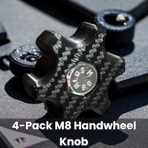 Könnte beinhalten: Nahaufnahme eines schwarzen Handradknaufs mit einem Karbonfasermuster und einer silbernen Schraube in der Mitte. Der Knauf hat ein sternförmiges Design mit mehreren Spitzen. Der Text "4-Pack M8 Handwheel Knob" befindet sich unten im Bild.